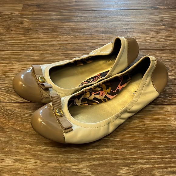 Tahari Cap Toe Ballet Flats Tan and Camel  Size 6 Excellent Condition - Picture 1 of 4